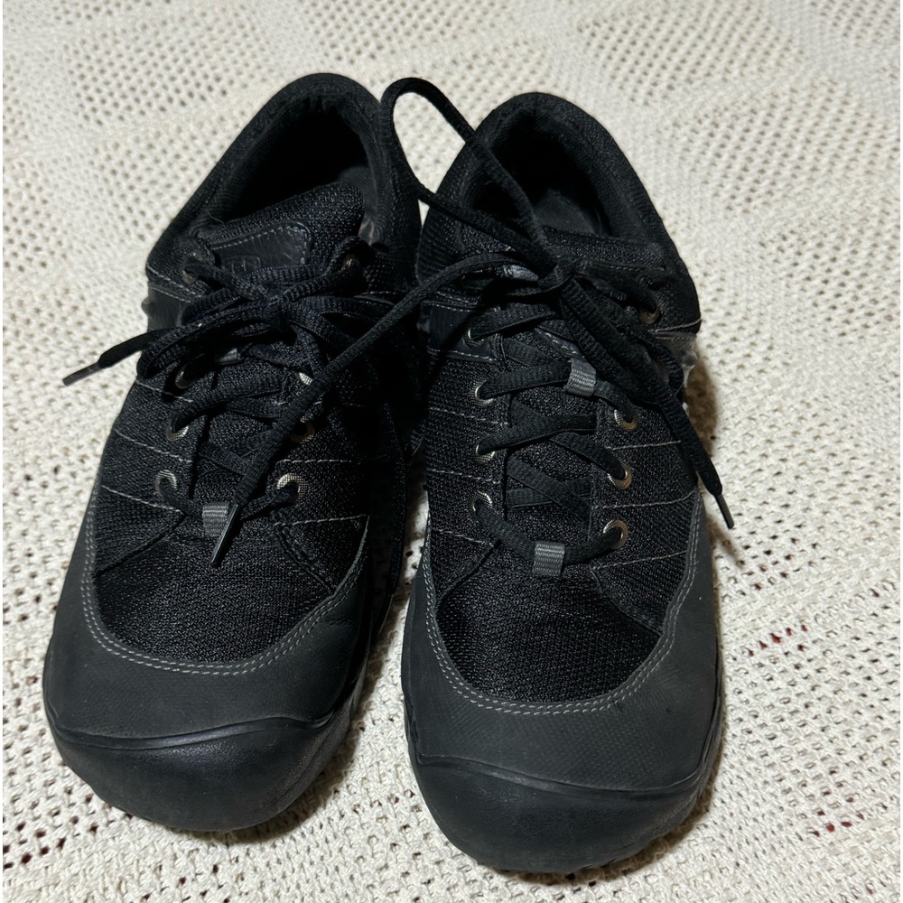 Women Keen 11 canvas hiking shoes. Used.